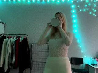 Webcam Belle - sherleychamblin depraved blonde cam girl presents her pussy drilled