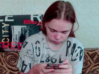 Webcam Belle - aliiicestone european cam babe offers her hairy pussy for live sex experiments