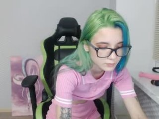 Webcam Belle - honey_pinkgreen kinky cam babe sips the cum out of boyfriends cock