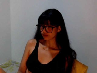 Webcam Belle - meganmiauu spanish cam babe rubs her hairy pussy nice on camera