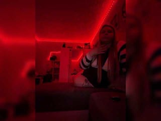Webcam Belle - -cally-cat- russian cam girl fingers her hot shaved pussy online