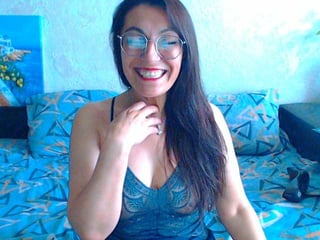 Webcam Belle - janettekitty elegant cam girl in a revealing bra online
