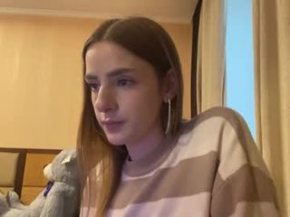Webcam Belle - suzannetigerino depraved blonde cam girl presents her pussy drilled