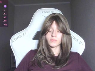 Webcam Belle - kissesliza cam girl loves when her shaved pussy gets kiss online