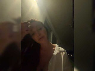Webcam Belle - mistressmari russian cam girl fingers her hot shaved pussy online