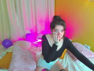 Webcam Belle - stella_belly cam babe with small tits wants dirty live sex