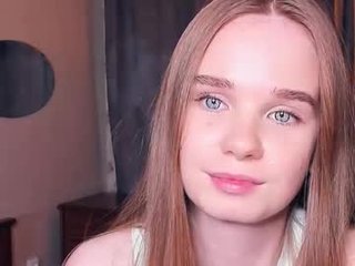 Webcam Belle - gwen_sunrise this ginger teen loves spending time in the adult chatroom