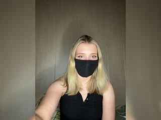 Webcam Belle - katydaisy russian cam girl fingers her hot shaved pussy online
