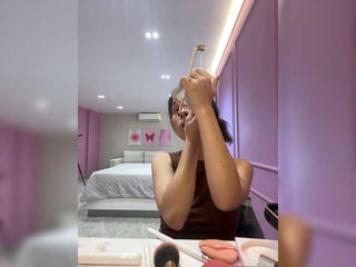 Webcam Belle - leiastone teen cam babe masturbates for the camera online