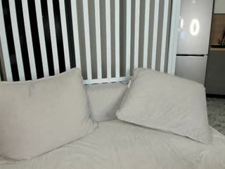 Webcam Belle - peroona depraved blonde cam girl presents her pussy drilled