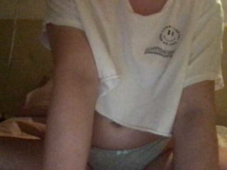 Webcam Belle - kisskissassme european cam babe offers her hairy pussy for live sex experiments