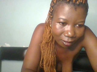 Webcam Belle - golden-brownie ebony blonde cam girl enjoys getting her ass drilled