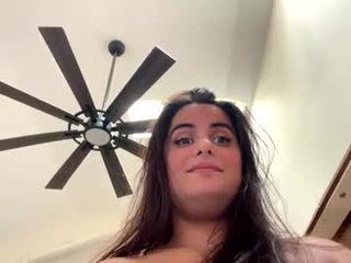 Webcam Belle - thicc_n_creamy69 webcam girl with big tits enjoys hot and sensual live sex