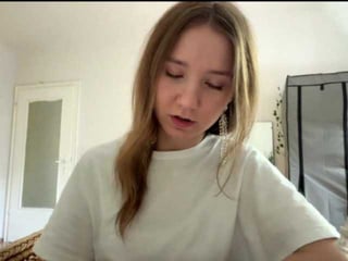 Webcam Belle - lisasmall teen cam girl plays with her tight pussy