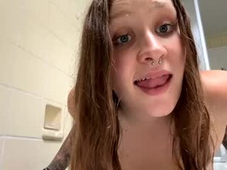 Webcam Belle - foxiiigirl tattooed cam girl enjoying live sex action