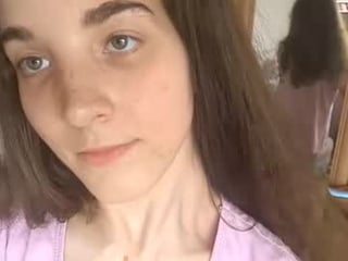 Webcam Belle - celindastoia cam babe with small tits wants dirty live sex