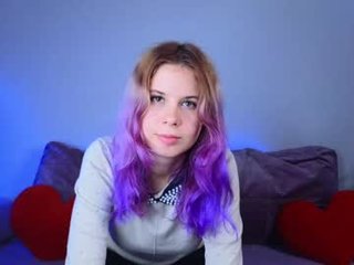 Webcam Belle - billietorres cute cam girl uses a toy on pussy and one on clit