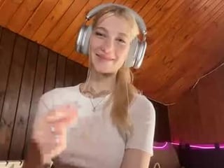 Webcam Belle - janicesivertsen depraved blonde cam girl presents her pussy drilled