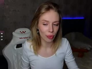 Webcam Belle - lucia_wow depraved blonde cam girl presents her pussy drilled