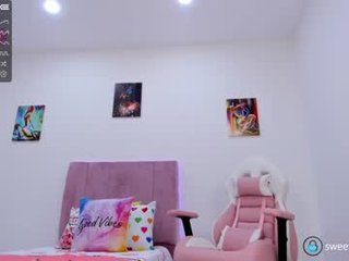 Webcam Belle - emma_hg1 spanish cam babe wants her asshole humped on camera
