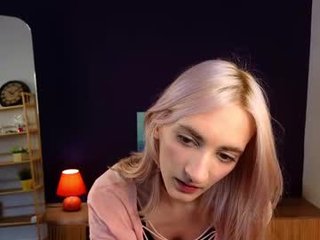 Webcam Belle - arlettebrougham depraved blonde cam girl presents her pussy drilled