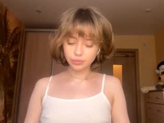 Webcam Belle - lil_glow cam babe with small tits wants dirty live sex