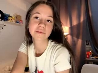 Webcam Belle - jolandamccammon cam babe with small tits wants dirty live sex