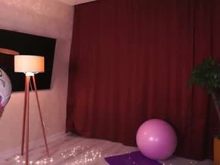 Webcam Belle - odiliadanley horny cam babe - her special appeal is wet little pussy and naked body 