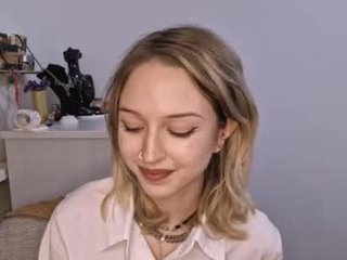 Webcam Belle - lezlielowe cam babe with small tits wants dirty live sex