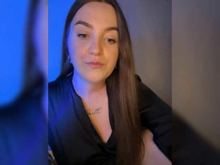 Webcam Belle - kisaaac brunette cam girl with shaved pussy doesn't spare her booty