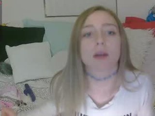 Webcam Belle - blondiebubblebooty beefy cunt italian webcam girl uses her fingers to cum