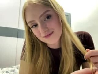 Webcam Belle - pearlinesilfies depraved blonde cam girl presents her pussy drilled