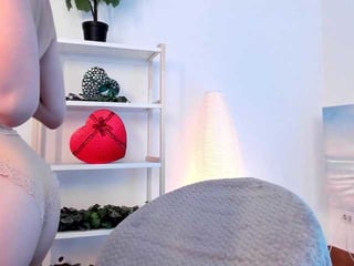 Webcam Belle - lasquirtessa cam girl loves her sweet pussy penetrated hard