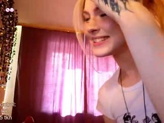 Webcam Belle - emimiy cam babe with small tits wants dirty live sex