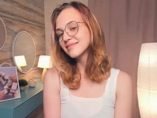 Webcam Belle - tay_bridg horny cam babe - her special appeal is wet little pussy and naked body 