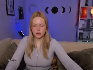 Webcam Belle - trixy_melison cam girl showing big tits and big ass