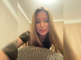 Webcam Belle - malikaa1 russian cam girl fingers her hot shaved pussy online
