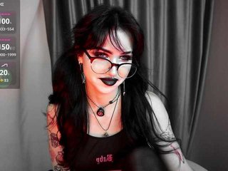 Webcam Belle - juicyjess ebony cam babe gets her shaved pussy worked over on camera