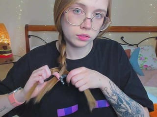 Webcam Belle - miya-soft brunette teen cam babe plays with her tight asshole