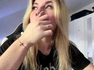 Webcam Belle - flippypippy european cam babe rubs her smooth pussy till she cums
