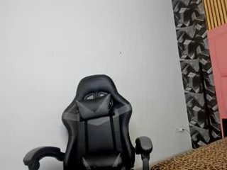 Webcam Belle - alice_rouusse cam babe with small tits offer their holes for dirty live sex