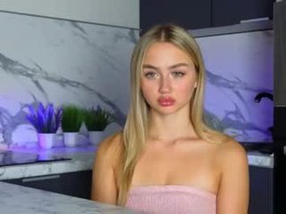 Webcam Belle - earlenebody depraved blonde cam girl presents her pussy drilled