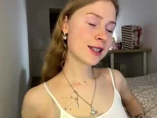 Webcam Belle - mariluspringle depraved blonde cam girl presents her pussy drilled