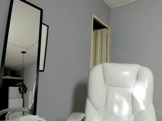 Webcam Belle - lia_milky cam girl with big tits gets her tight pussy stretched out hard