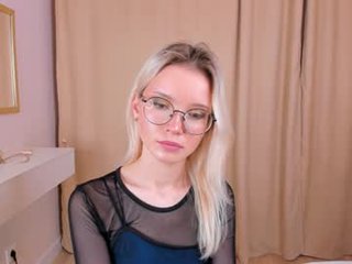 Webcam Belle - eleneeddie depraved blonde cam girl presents her pussy drilled