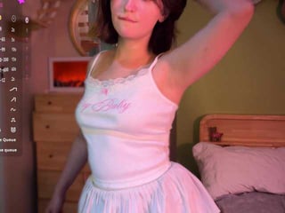 Webcam Belle - cuteeemily cam girl loves her sweet pussy penetrated hard