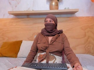 Webcam Belle - sorayaa arabic brunette cam girl shows her pussy on camera