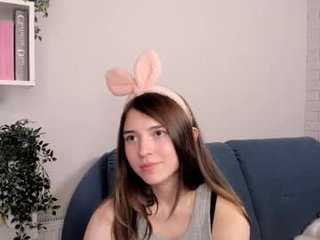 Webcam Belle - pamilarakestraw depraved brunette cam girl presents her pussy sodomized