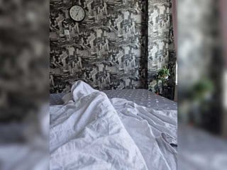 Webcam Belle - kira183 teen cam girl loves getting her shaved pussy humped online