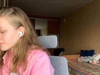 Webcam Belle - latoyiacuculich depraved blonde cam girl presents her pussy drilled